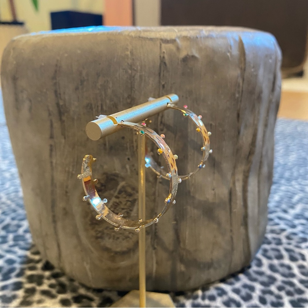 Gold Hammered Hoop Earrings Enamel Dot Detail NWT - Picture 11 of 13